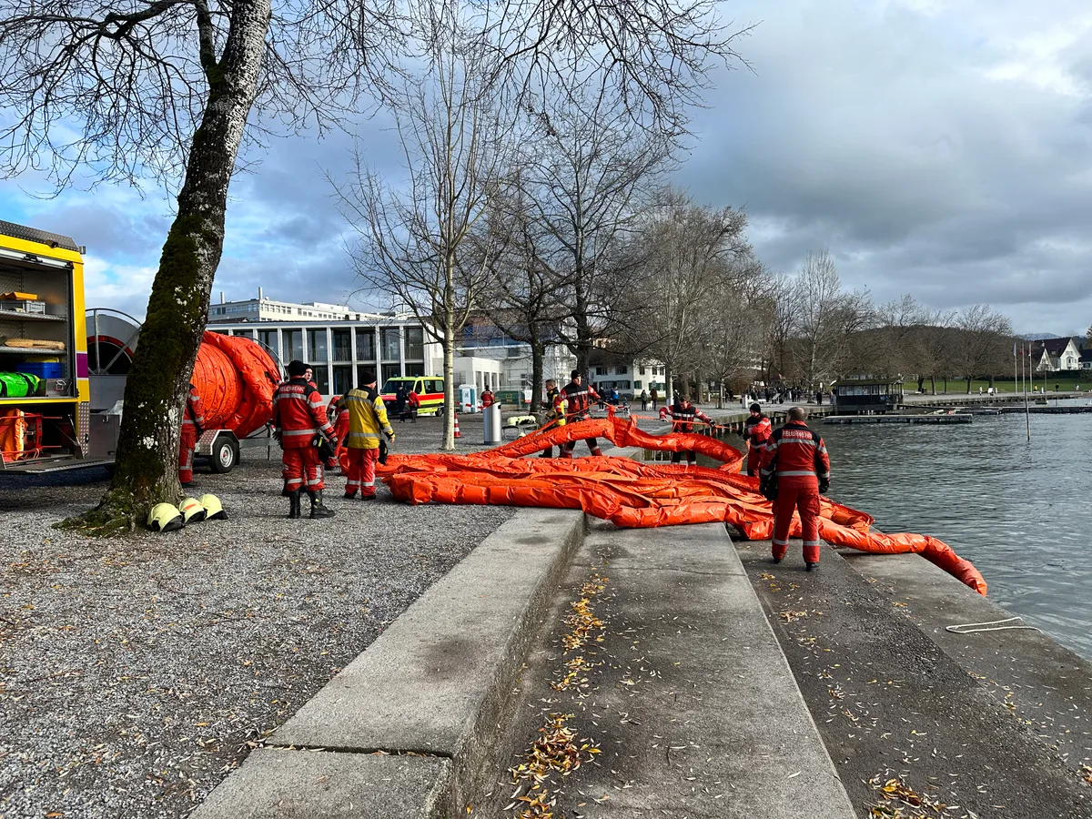 Die Feuerwehr Pfäffikon stand am Sonntag, 27. November 2023, wegen einer Gewässerverschmutzung im Pfäffikersee im Einstz.